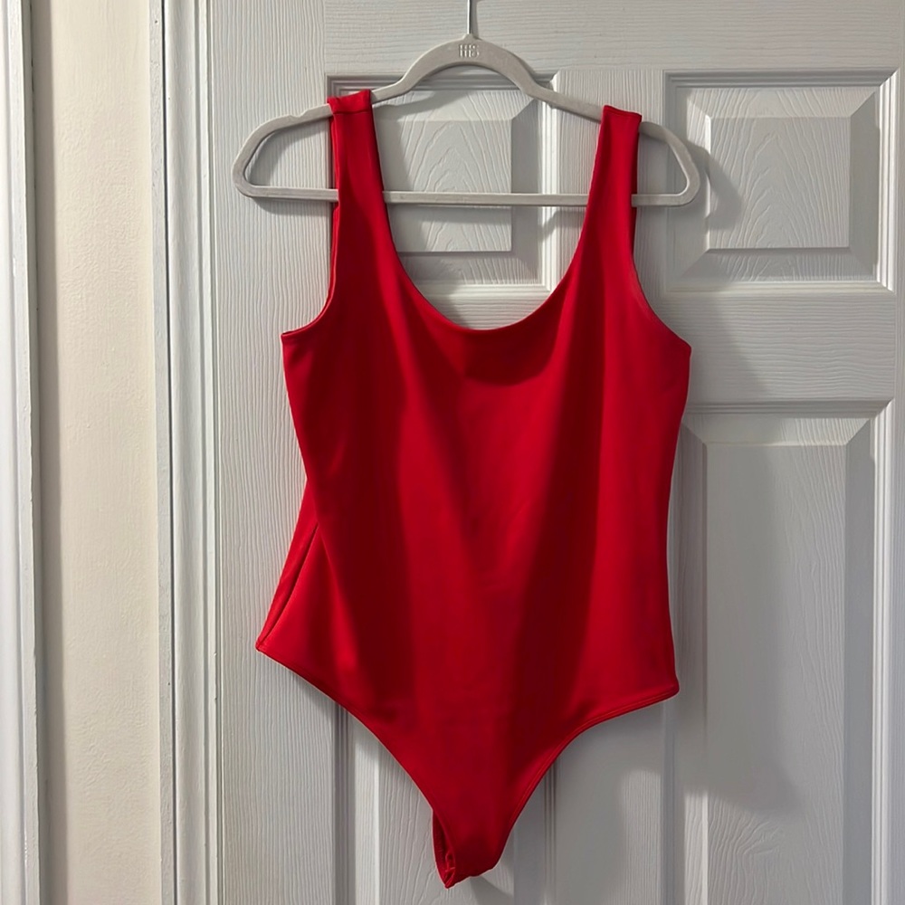 Express Body Contour High Compression Scoop Neck Bodysuit